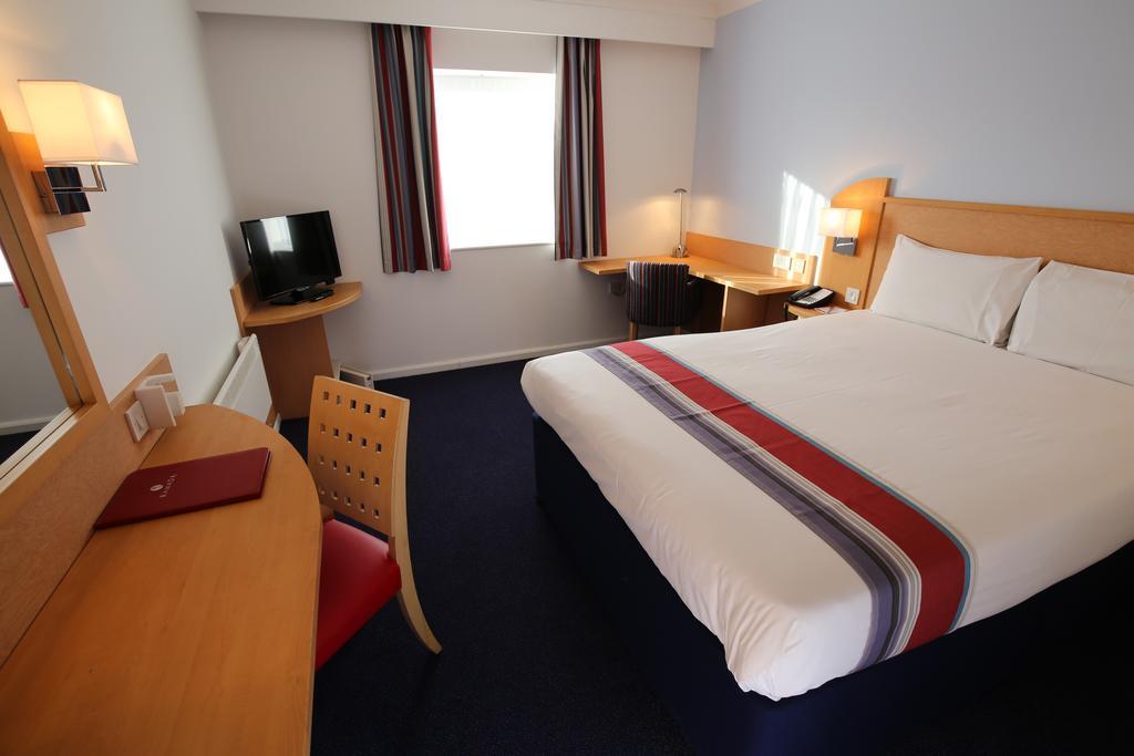Ramada Wakefield Hotel Exterior photo